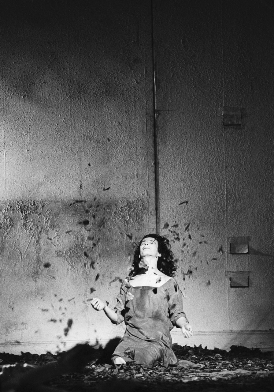 Fig. 2 Beatrice Libonati in Blaubart. Foto: Ulli Weiss, &copy; Pina Bausch Foundation.
