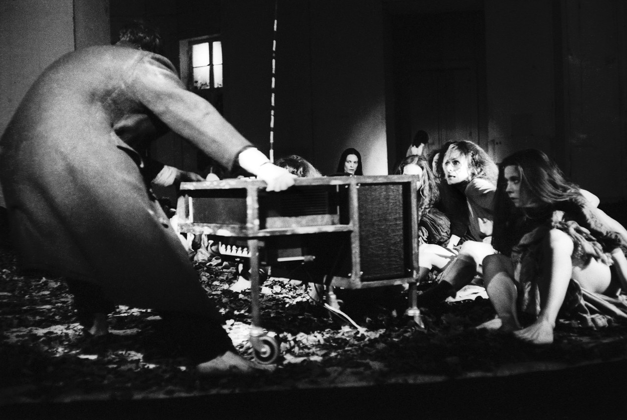 Fig. 3 Jan Minarik, Josephine Ann Endicott, Malou Airaudo e Yolanda Meier in Blaubart. Foto: Ulli Weiss, &copy; Pina Bausch Foundation.
