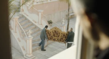 Il divano rococ&ograve; entra ed esce da casa Savastano

