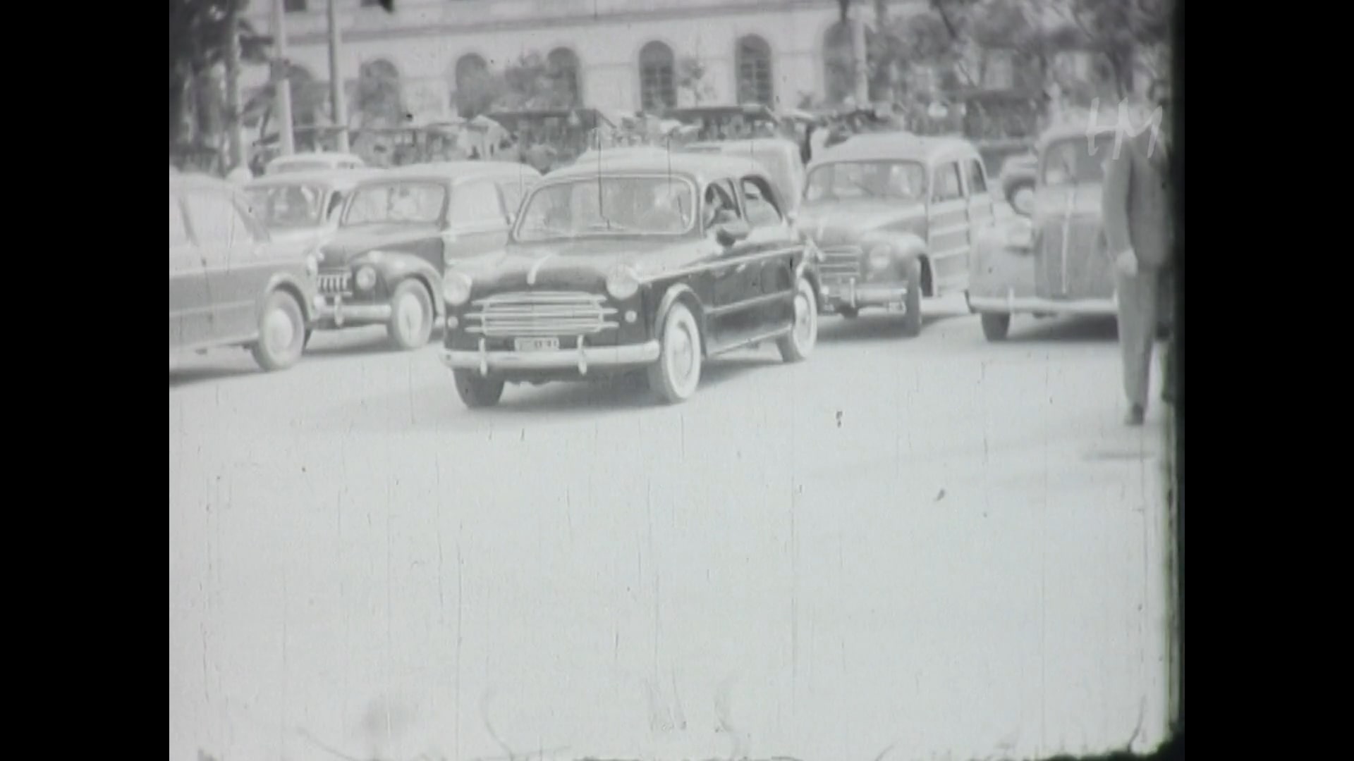 fig. 2 Un frame della clip Benedire le &lsquo;tre caravelle&rsquo;, Fondo Renato Longo, 1955, 9,5 mm, HMLONGREN-0009, Home Movies - Archivio Nazionale del Film

