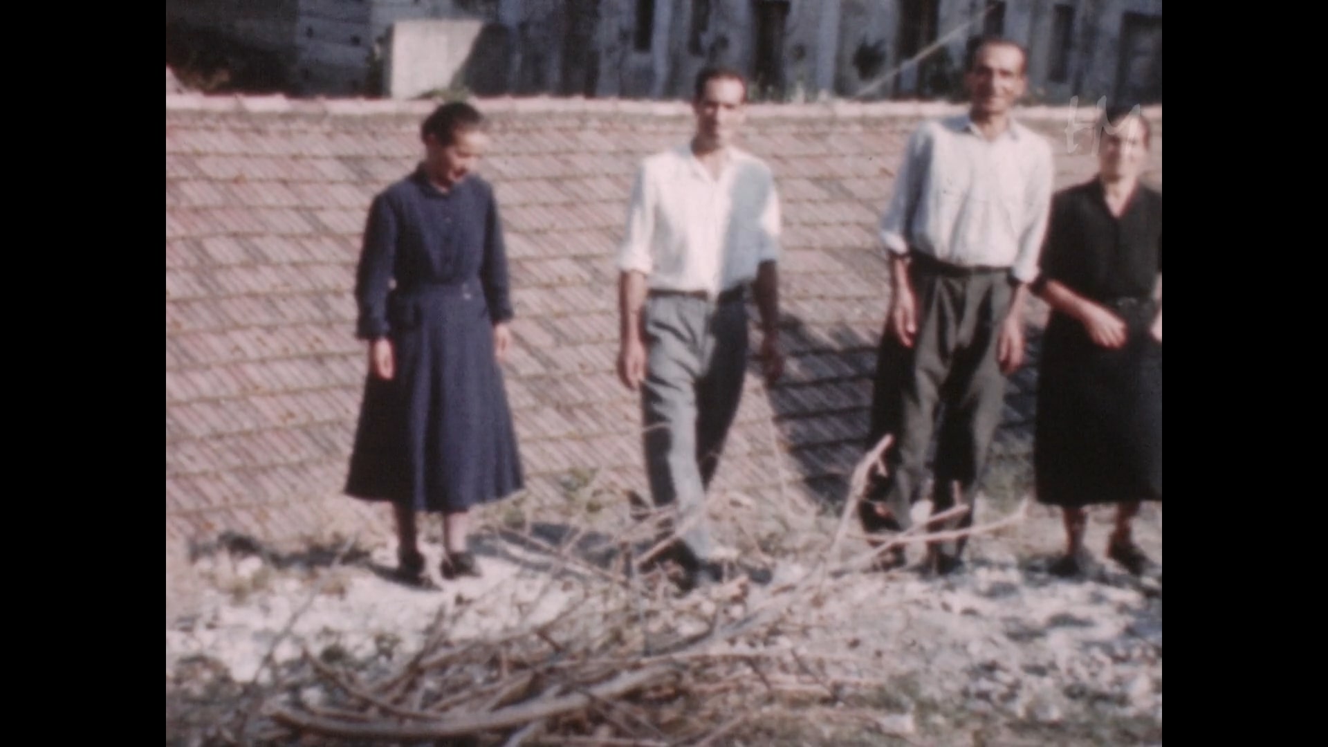 fig. 6 Un frame della clip In posa, la prima volta, Fondo Giuseppe Natoli, Tindari (ME), 1960, 8mm, HMNATOGIU_0023, Home Movies - Archivio Nazionale del Film
