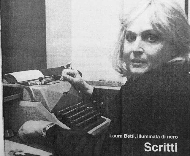 Fig. 3 Laura Betti con la macchina da scrivere nell&rsquo;inserto del volume Laura Betti, illuminata di nero
