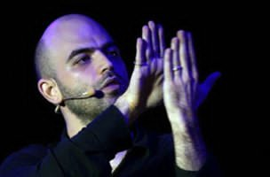 Roberto Saviano sul palco
