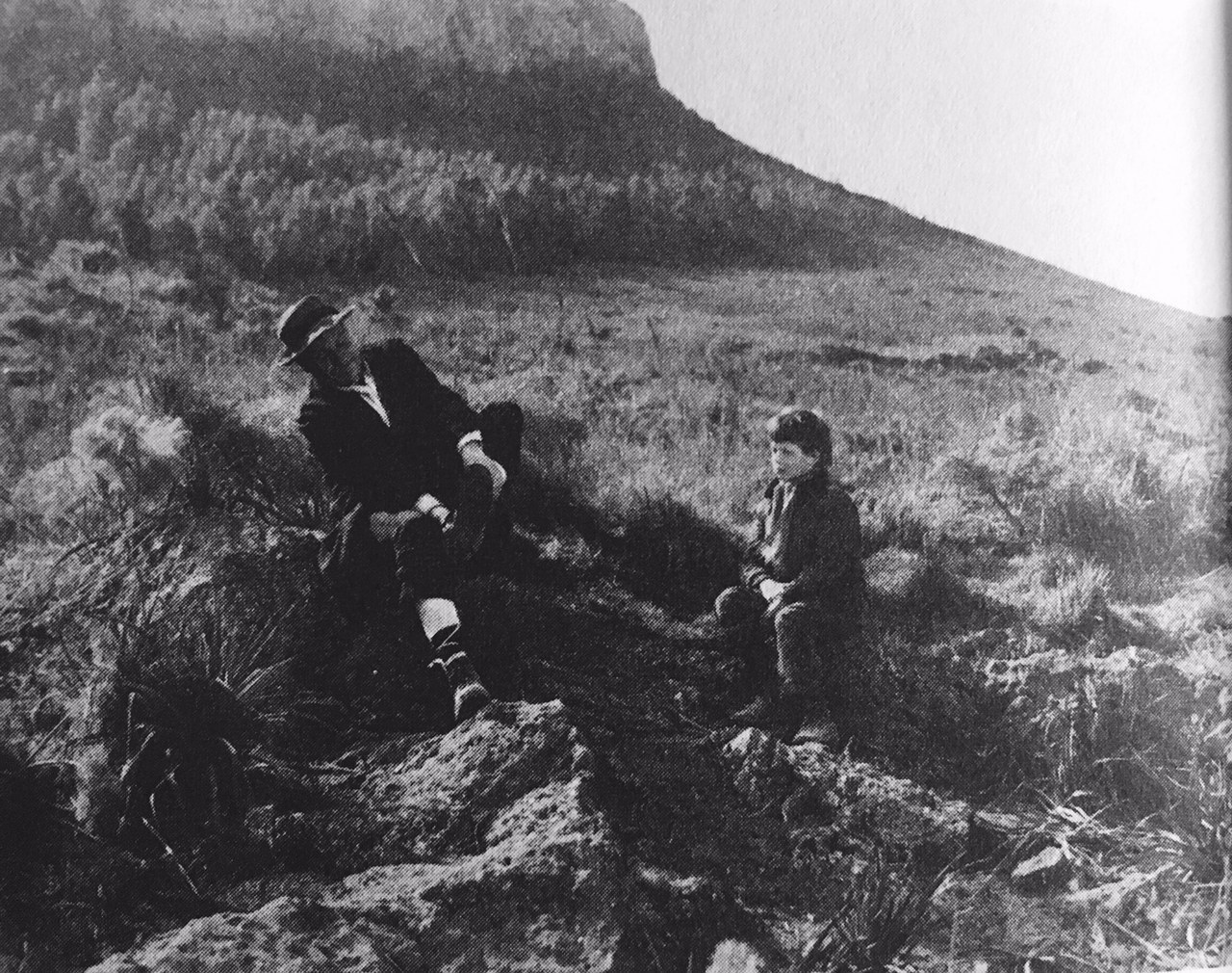 
Fig. 5 Fotogramma del film Le citt&agrave; del mondo (Rai, 1975, regia di N. Risi, sceneggiatura di F. Carpi, N. Risi, E. Vittorini) pubblicato in appendice a E. Vittorini, Le citt&agrave; del mondo. Una sceneggiatura, Torino, Einaudi, 1975
