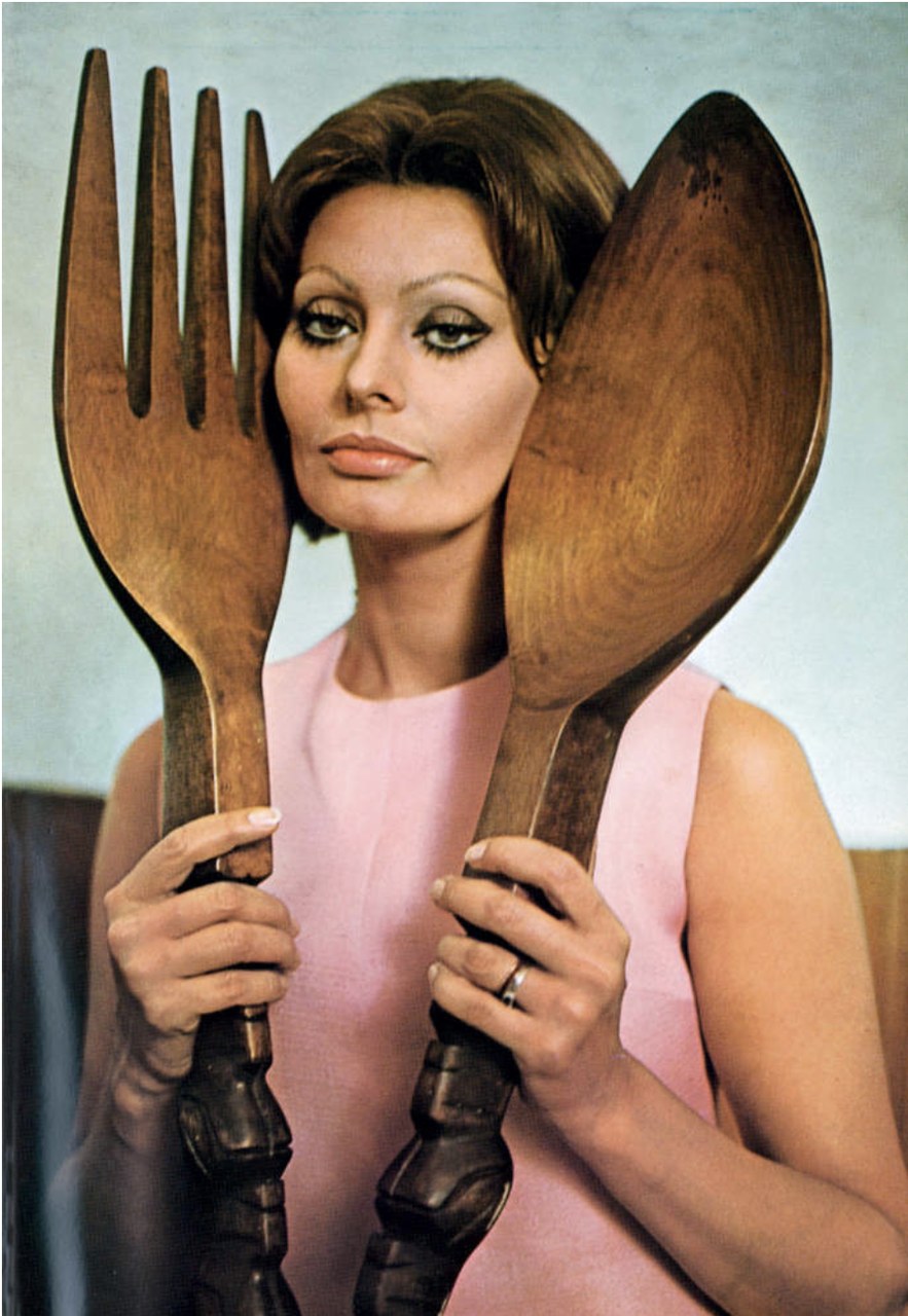 Foto tratta da Sophia Loren, In cucina con amore [1971], Milano, Rizzoli, 2013.
