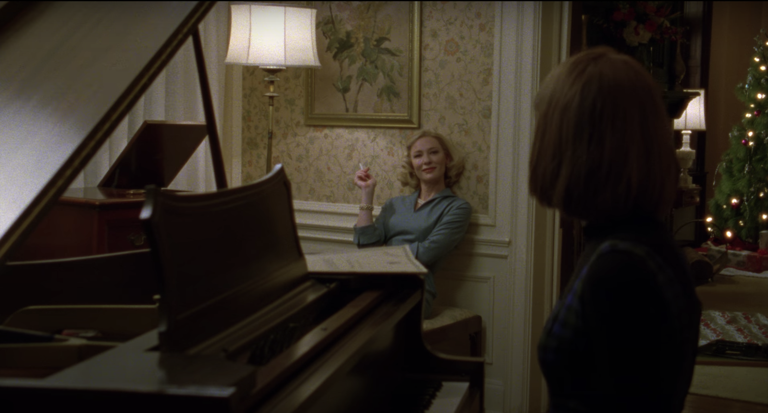 Fig. 5: Carol e Therese in salotto in una scena del film di Todd Haynes Carol (2015) - screenshot da terzi.
