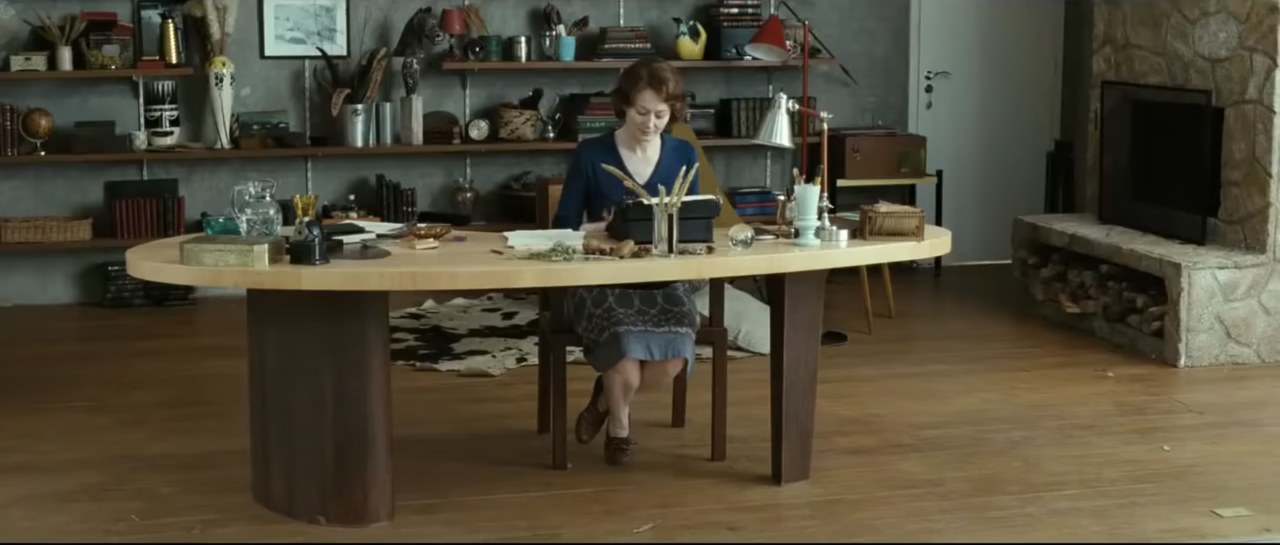 Fig. 6: Lo studio di Elizabeth Bishop in una scena del film di Bruno Barreto Flores raras &ndash; Reaching for the moon (2013) - screenshot da terzi.
