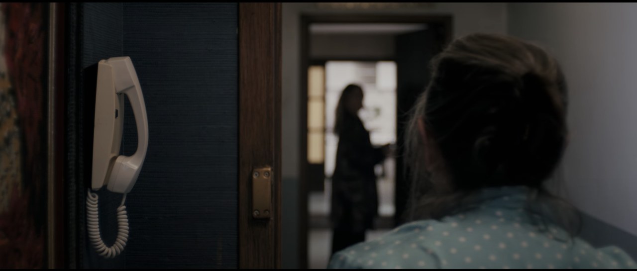 Fig. 7: Il pianerottolo in una scena del film di Filippo Meneghetti Deux (2019) - screenshot da terzi.
