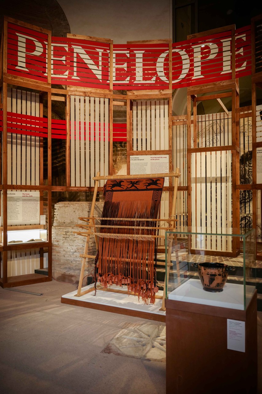 Fig. 1 Allestimento della mostra Penelope, a cura di Alessandra Sarchi e Claudio Franzoni (Roma, Parco archeologico del Colosseo, 19 settembre 2024-19 gennaio 2025). Foto di &copy;Studio Zabalik &copy;Electa
