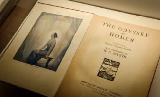 Fig. 2 Allestimento della mostra Penelope, a cura di Alessandra Sarchi e Claudio Franzoni (Roma, Parco archeologico del Colosseo, 19 settembre 2024-19 gennaio 2025). Foto di &copy;Studio Zabalik &copy;Electa
