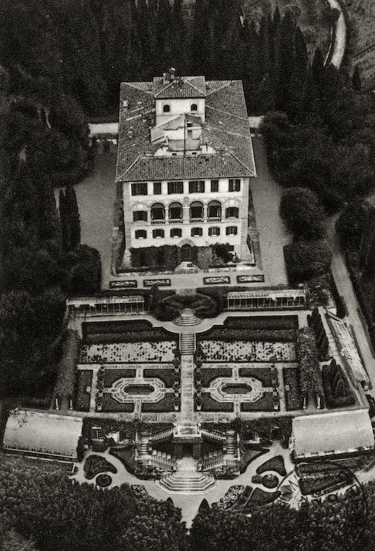 Fig.1 | Autore non identificato, Veduta aerea della villa Il Salviatino, residenza dello scrittore Ugo Ojetti, 1935 ca., Archivi Alinari (Firenze), collezione: Archivi Alinari-Archivio Balocchi.
