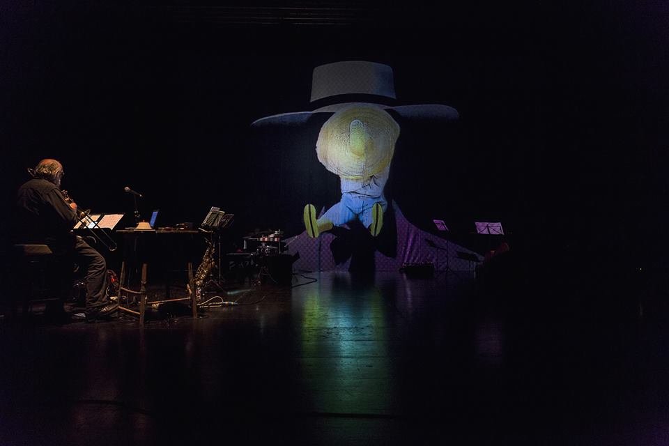 Fig. 2. Sul più bello esce fuori il burattinaio Mangiafuoco (Pinocchio Parade, 2014).Teatro Out Off di Milano, 25 febbraio 2017. Fotografia di Gianni Grossi
