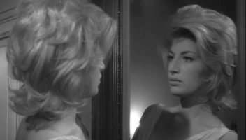 Monica Vitti in una scena di L&rsquo;avventura di Michelangelo Antonioni, 1960
