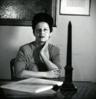 Irene Brin nel suo studio alla galleria L&rsquo;Obelisco. &copy; Archivi GNAM
