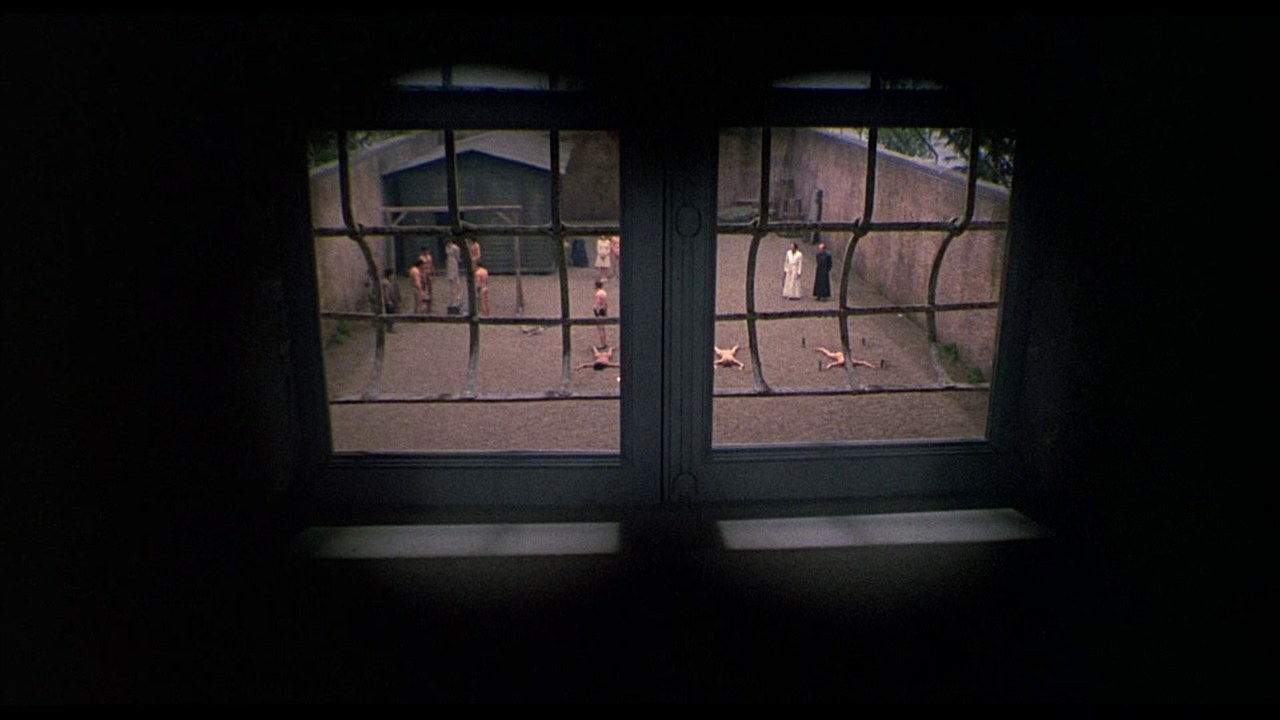 Fotogramma tratto dal film Sal&ograve; o le 120 giornate di Sodoma (1975) di Pier Paolo Pasolini
