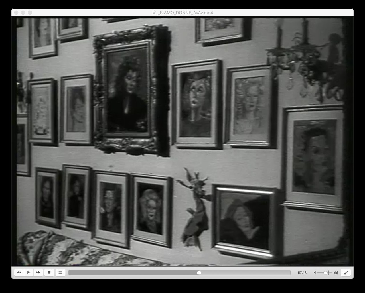 Fig. 5: La sala della casa di via Nomentana in una inquadratura di Siamo donne, episodio &lsquo;Isa Miranda&rsquo; (L. Zampa, 1953) [Screenshot da terzi dal film]
