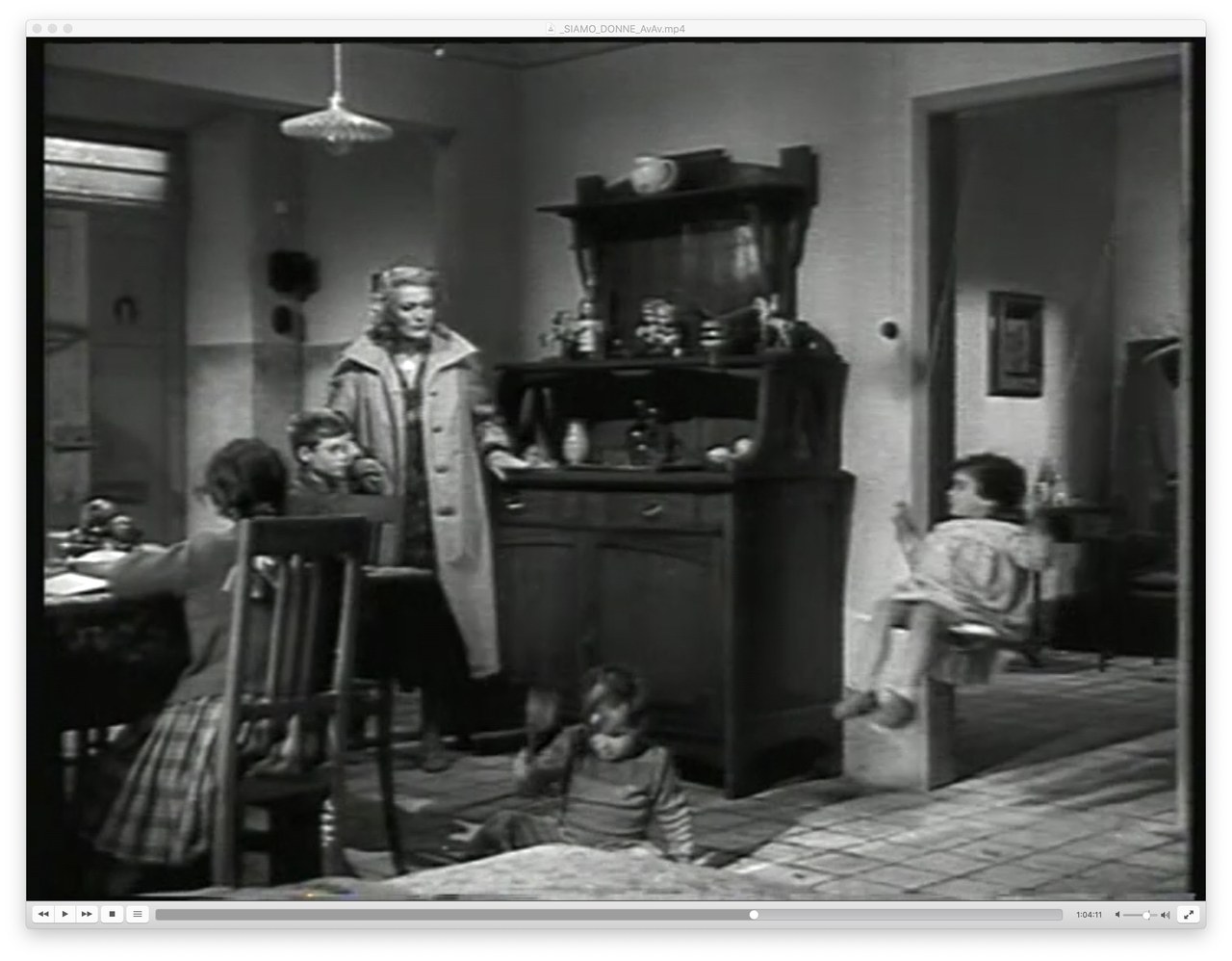 Fig. 6: La casa del bambino povero in una inquadratura di Siamo donne, episodio &lsquo;Isa Miranda&rsquo; (L. Zampa, 1953) [Screenshot da terzi dal film]
