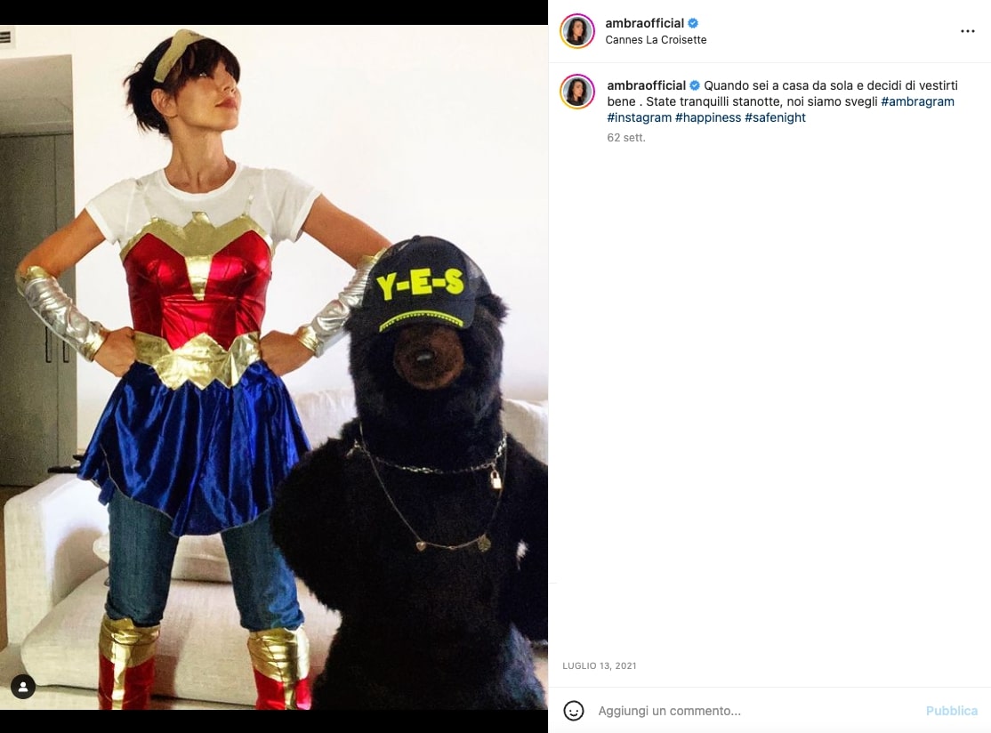 Fig. 2 &ndash; Ambra Angiolini in uno dei suoi scherzosi travestimenti, Instagram @ambraofficial, 13 luglio 2021, https://www.instagram.com/p/CRSAYx7Br95/. [Screenshot da terzi del profilo Instagram di Ambra Angiolini]
