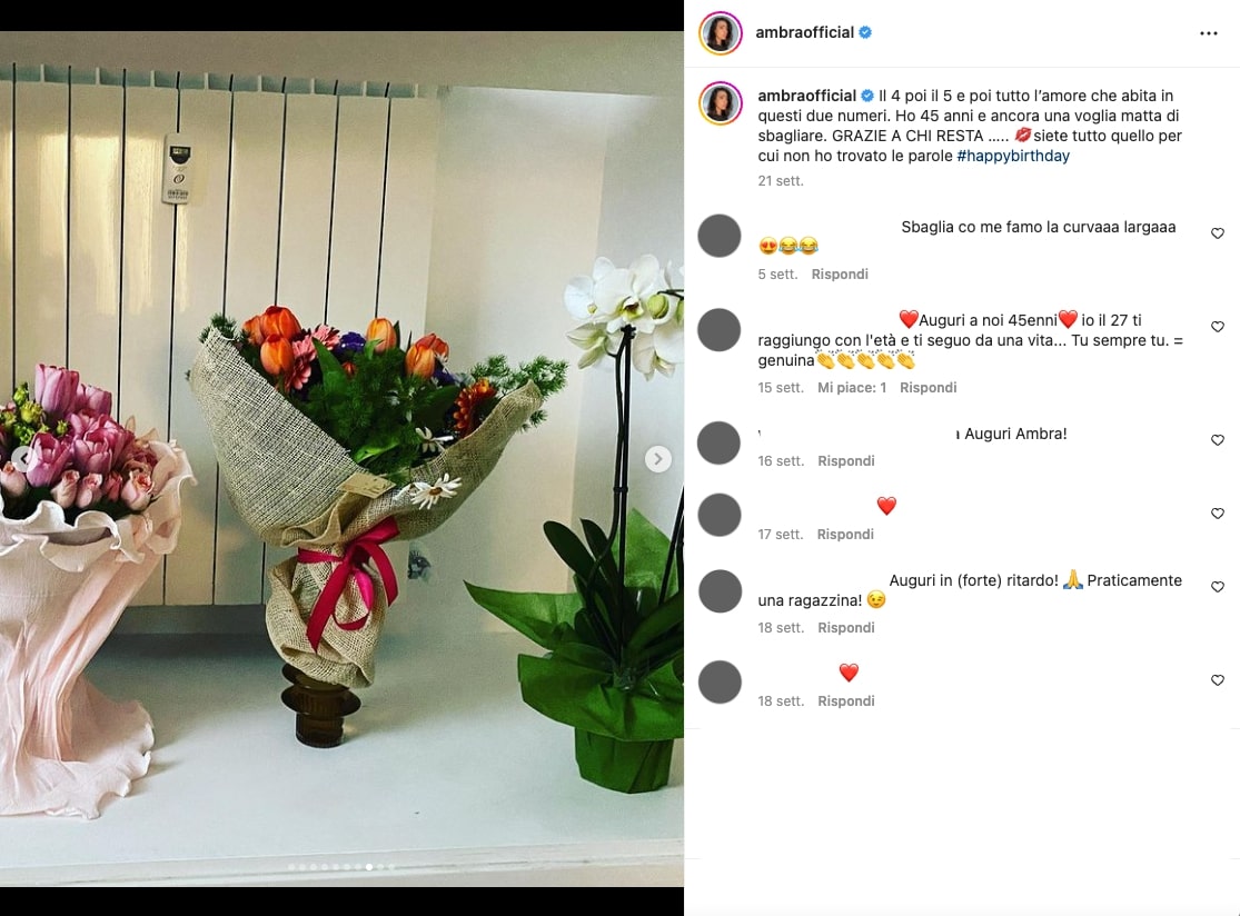 Fig. 3 &ndash; I fiori regalati per il compleanno, fotografati appoggiati al termosifone, , Instagram @ambraofficial, 23 aprile 2022, &nbsp;https://www.instagram.com/p/Ccsj8RNNhR_/. [Screenshot da terzi del profilo Instagram di Ambra Angiolini]
