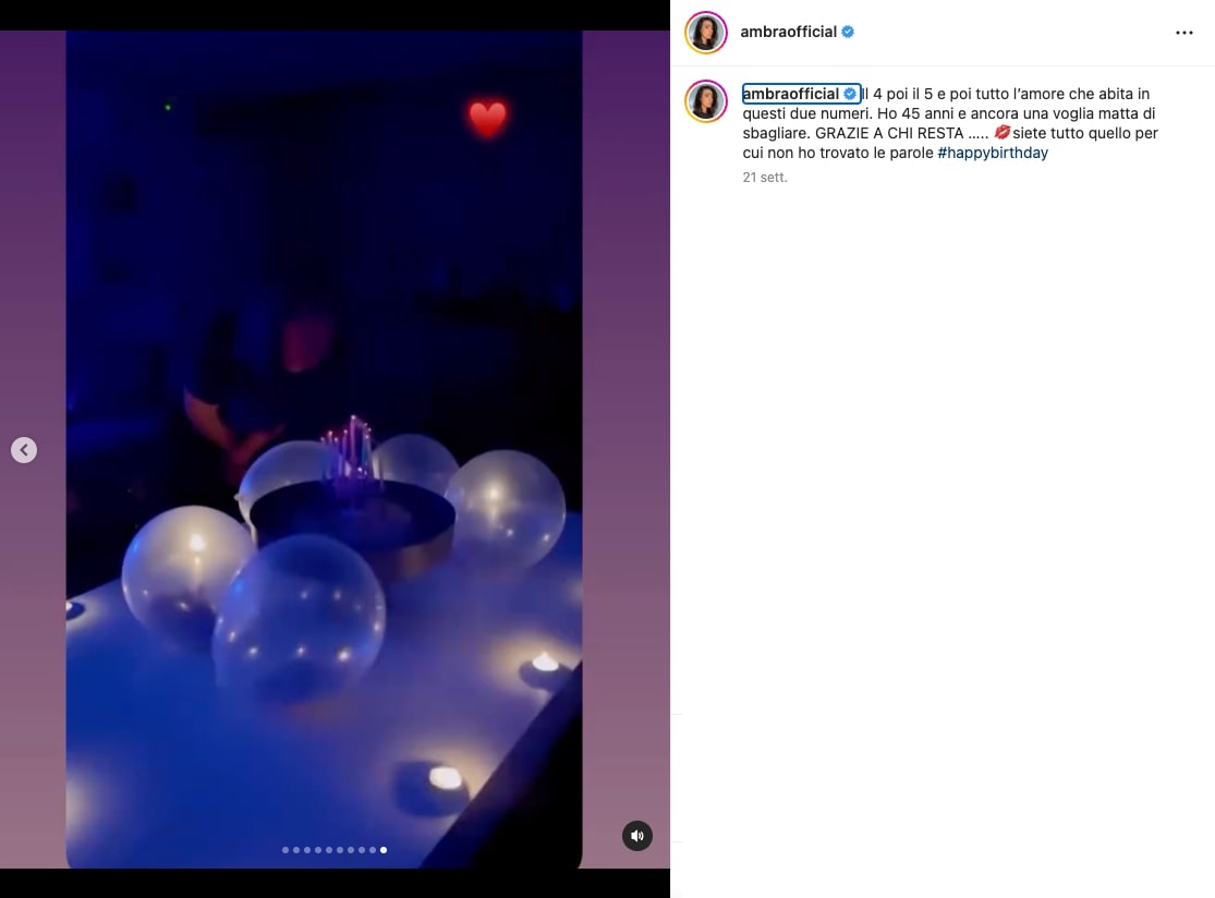 Fig. 4 &ndash; Video amatoriale dalla festa di compleanno, Instagram @ambraofficial, 23 aprile 2022, &nbsp;https://www.instagram.com/p/Ccsj8RNNhR_/. [Screenshot da terzi del profilo Instagram di Ambra Angiolini]
