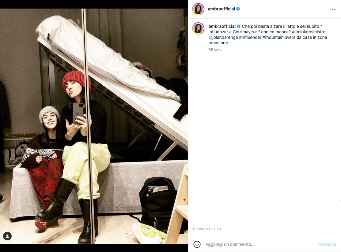 Fig. 6 &ndash; Angiolini e la figlia scherzano sul fare le vacanze dalla propria camera da letto durante il lockdown, Instagram @ambraofficial, 11 gennaio 2021, https://www.instagram.com/p/CJ6EbLpBzPg/. [Screenshot da terzi del profilo Instagram di Ambra Angiolini]
