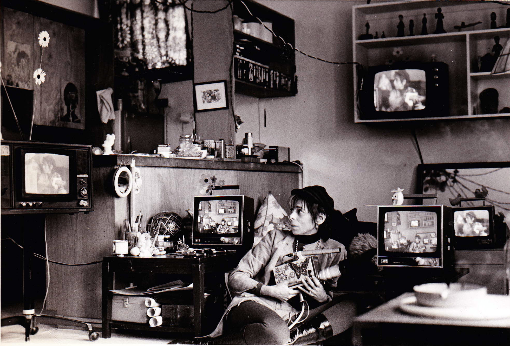 Shirley Clarke con il suo set di videocamere. Per la gentile concessione si ringrazia Milestone Films and The Shirley Clarke Estate.
