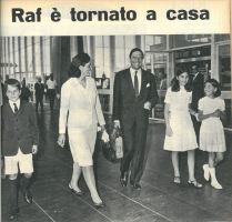 Fig. 8 Raf Vallone con la sua famiglia all&rsquo;aeroporto. &lsquo;Raf &egrave; tornato a casa&rsquo;, Cos&igrave;, 30, 25 luglio 1965, p. 45
