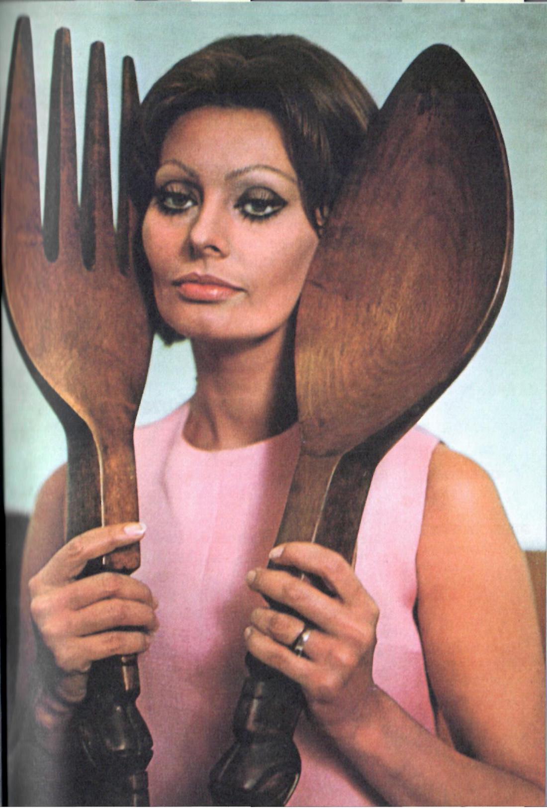 Fig. 1 Sophia Loren in una foto di Tazio Secchiaroli pubblicata in In cucina con amore, Milano, Rizzoli, 2014
