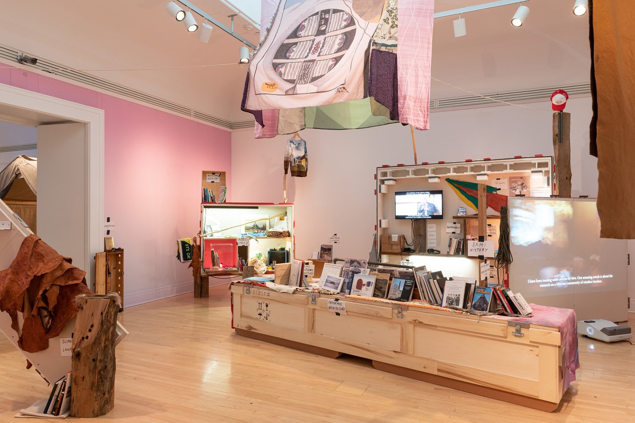 © ᐊᖏᕐᕋᒧᑦ/ Ruovttu Gurlui / Vers chez soi / Towards Home, vue d'exposition, 2022. Sámi Architectural Library, Joar Nango. Photo: Mathieu Gagnon © CCA