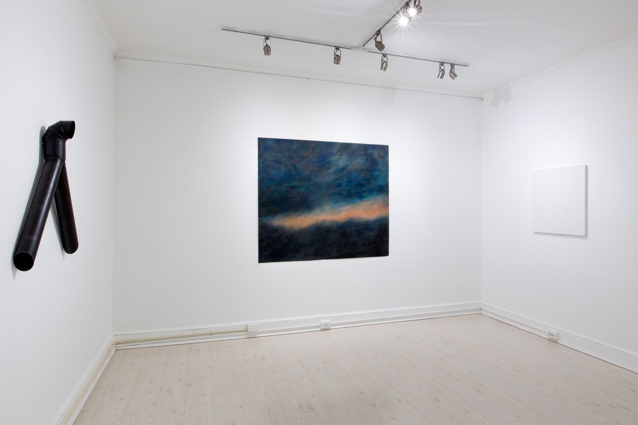Young Italians, veduta espositiva della mostra, Sala I: a sinistra Luca Monterastelli, True Love, 2017; al centro Serena Vestrucci, Trucco, 2018; a destra Eugenia Vanni, Ritratto di tela di lino preparata, 2017. Photo-credit: Alexa Hoyer © 2018. Courtesy Magazzino Italian Art Foundation, Cold Spring (New York) Young Italians, veduta espositiva della mostra, Sala I: a sinistra Luca Monterastelli, True Love, 2017; al centro Serena Vestrucci, Trucco, 2018; a destra Eugenia Vanni, Ritratto di tela di lino preparata, 2017. Photo-credit: Alexa Hoyer © 2018. Courtesy Magazzino Italian Art Foundation, Cold Spring (New York)