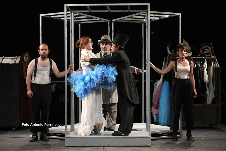 C. Natoli, C. Minasi, G. Cesale, G. Carullo e M. Ventura in Marionette, che passione! (foto di A. Parrinello) C. Natoli, C. Minasi, G. Cesale, G. Carullo e M. Ventura in Marionette, che passione! (foto di A. Parrinello)