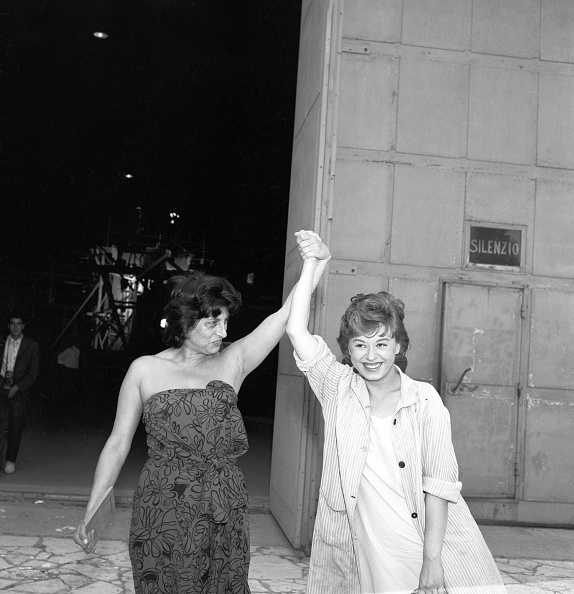 Anna Magnani e Giulietta Masina posano per i fotografi
