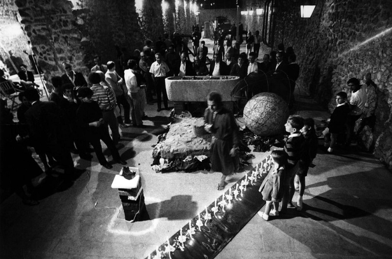 Michelangelo Pistoletto nella mostra Arte povera più azioni povere, Amalfi, 1968, dove ha allestito, realizzandole in loco, le opere Monumentino (1968); Capitello e stracci (1968); Sarcofago e stracci (1968); Mappamondo (1968); Candele (1967). Foto: Claudio Abate. Courtesy: Archivio Michelangelo Pistoletto Michelangelo Pistoletto nella mostra Arte povera più azioni povere, Amalfi, 1968, dove ha allestito, realizzandole in loco, le opere Monumentino (1968); Capitello e stracci (1968); Sarcofago e stracci (1968); Mappamondo (1968); Candele (1967). Foto: Claudio Abate. Courtesy: Archivio Michelangelo Pistoletto