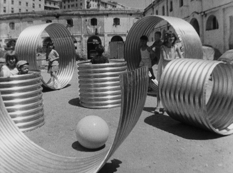 Luca Maria Patella, SKMP2, 1968. Fotogramma in cui sono visibili i Cilindri praticabili (1968) di Eliseo Mattiacci. © Luca Maria Patella. Courtesy: Studio Eliseo Mattiacci Luca Maria Patella, SKMP2, 1968. Fotogramma in cui sono visibili i Cilindri praticabili (1968) di Eliseo Mattiacci. © Luca Maria Patella. Courtesy: Studio Eliseo Mattiacci
