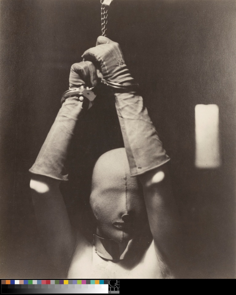 Man Ray (attribuito), Gloved figure, 1930 ca, stampa alla gelatina d’argento, 22,7 × 18,7 cm, J. Paul Getty Museum, © Man Ray Trust ARS-ADAGP