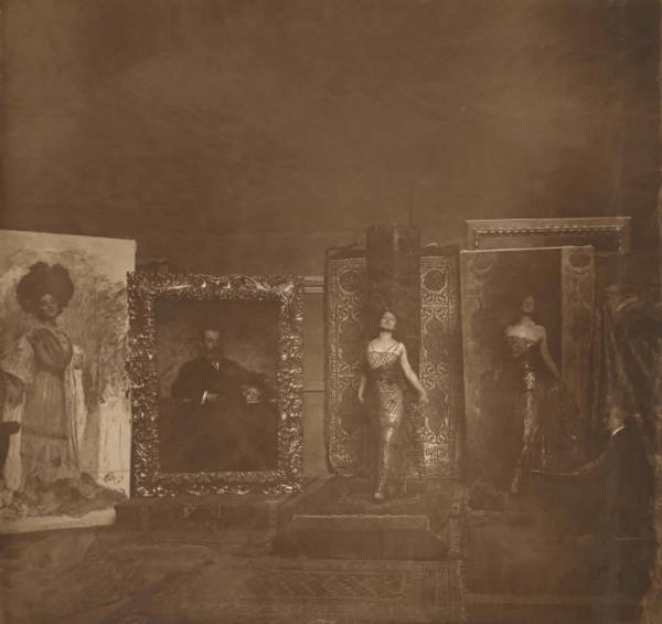 Nello studio del pittore. Lyda Borelli con il costume di scena di Salomè nello studio del pittore Cesare Tallone, 1911. Foto di Emilio Sommariva, SIAE - Biblioteca e Raccolta Teatrale del Burcardo, Roma Nello studio del pittore. Lyda Borelli con il costume di scena di Salomè nello studio del pittore Cesare Tallone, 1911. Foto di Emilio Sommariva, SIAE - Biblioteca e Raccolta Teatrale del Burcardo, Roma