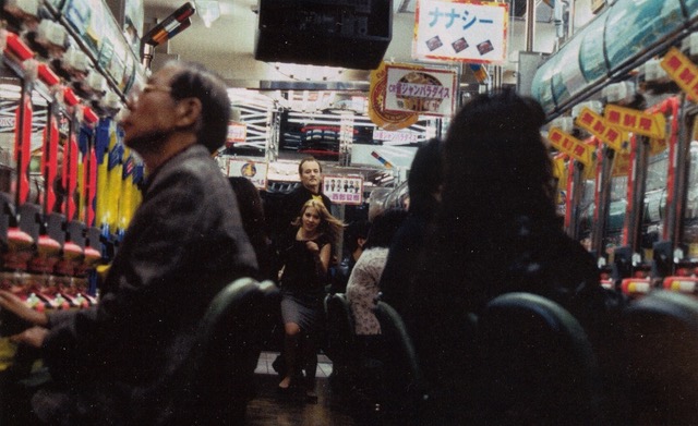 Fotogramma tratto da una sequenza di “Lost in Translation” di Sofia Coppola Fotogramma tratto da una sequenza di “Lost in Translation” di Sofia Coppola