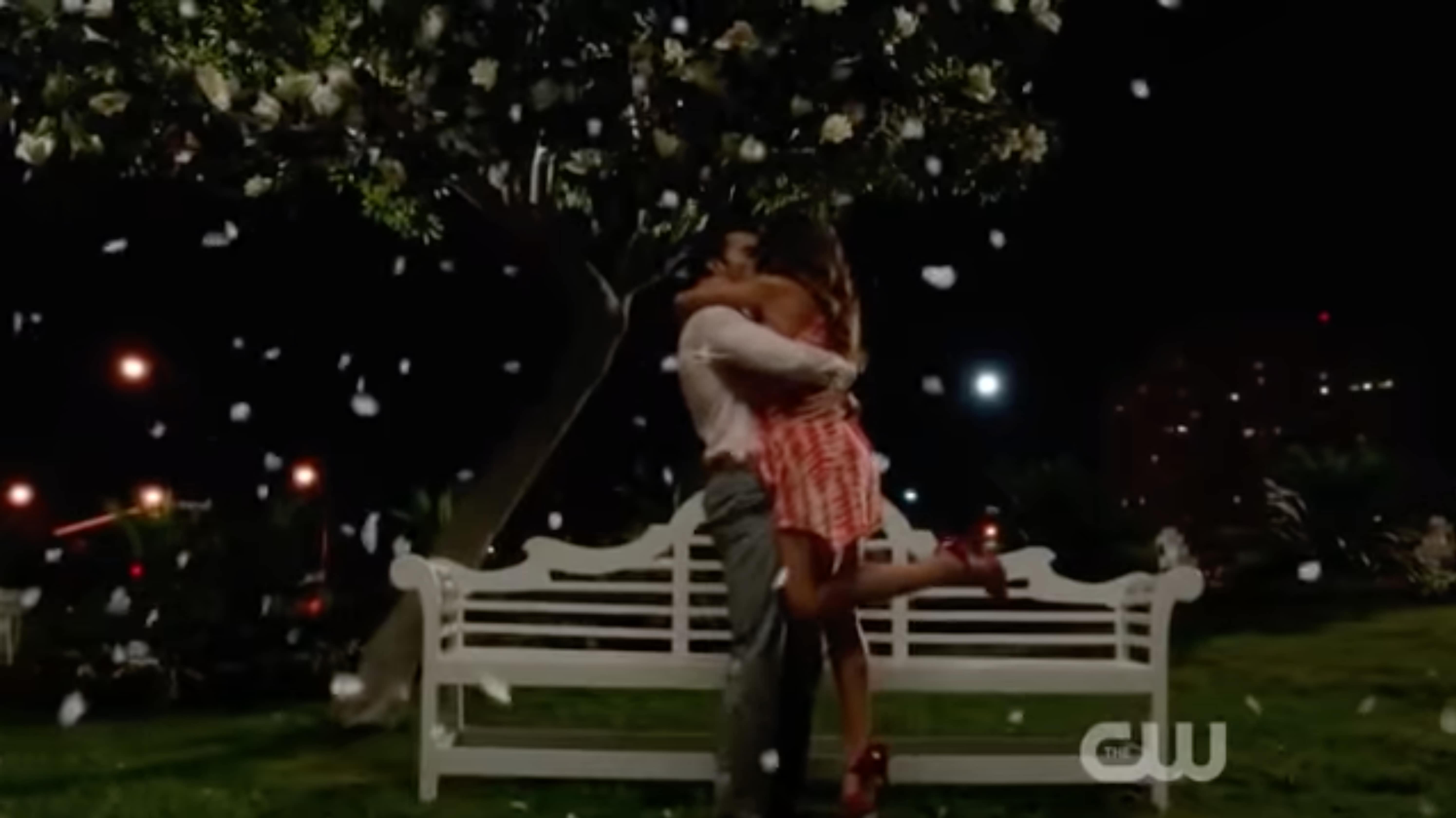 Fig. 6: Jane e Rafael si baciano in una nevicata di petali candidi che segna il trionfo del romanticismo (Capitolo 6) [Screenshot da terzi della seria TV Jane the Virgin]
