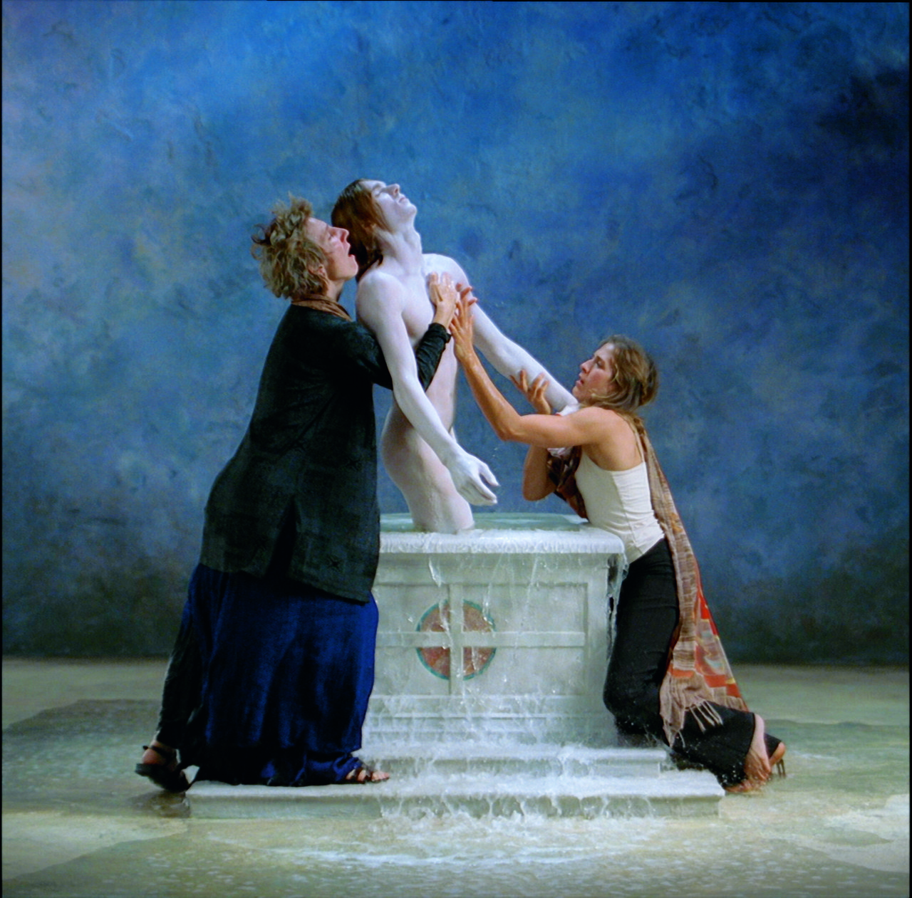 Bill Viola Emergence (Emersione) 2002, 11’40”. Retroproiezione video a colori ad alta definizione su schermo montato a parete in una stanza buia. Interpreti: Weba Garretson, John Hay, Sarah Steben, cm 213 x 213. Courtesy Bill Viola Studio Bill Viola Emergence (Emersione) 2002, 11’40”. Retroproiezione video a colori ad alta definizione su schermo montato a parete in una stanza buia. Interpreti: Weba Garretson, John Hay, Sarah Steben, cm 213 x 213. Courtesy Bill Viola Studio