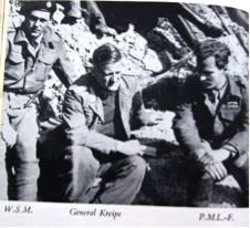 Fotografia scattata a Creta sulle pendici del monte Ida dopo il rapimento del generale nazista Kreipe. Da sinistra: Patrick Leigh Fermor in uniforme della SOE, il generale Kreipe appena rapito dai commando inglesi e il tenente William Stanley Moss, autore di un libro di memorie I’ll Met By Moonlight, (New York 1950) che fa da testimonianza in prima persona degli eventi. © Stanley Moss Fotografia scattata a Creta sulle pendici del monte Ida dopo il rapimento del generale nazista Kreipe. Da sinistra: Patrick Leigh Fermor in uniforme della SOE, il generale Kreipe appena rapito dai commando inglesi e il tenente William Stanley Moss, autore di un libro di memorie I’ll Met By Moonlight, (New York 1950) che fa da testimonianza in prima persona degli eventi. © Stanley Moss