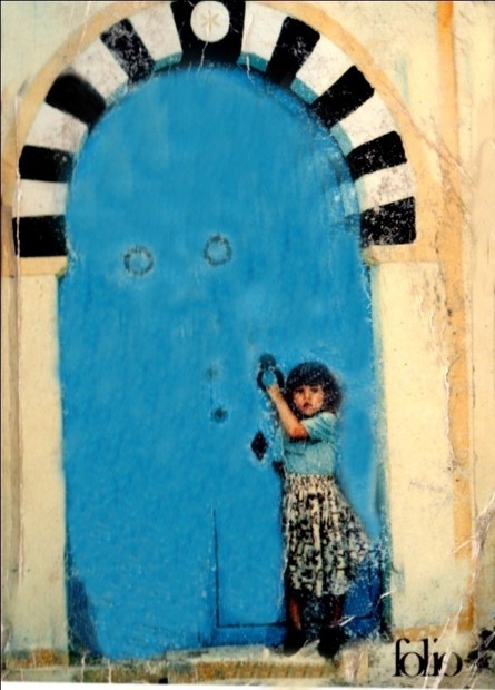 La petite fille devant la porte La petite fille devant la porte