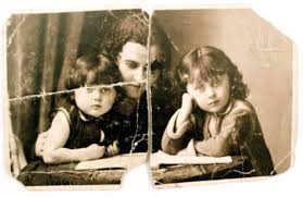 Immagine tratta da un album anonimo e utilizzata da A.-M. Garat per la copertina di Photos de famille, Un roman de famille, 1994 Immagine tratta da un album anonimo e utilizzata da A.-M. Garat per la copertina di Photos de famille, Un roman de famille, 1994