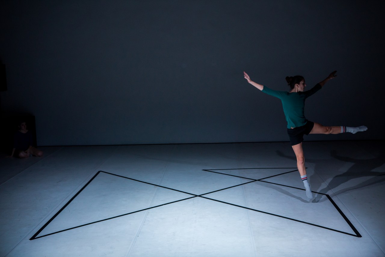 Alphabet: Mappe, danzatori: Carolina Amoretti, Sissj Bassani e Rhuena Bracci; ph. Ilaria Costanzo Alphabet: Mappe, danzatori: Carolina Amoretti, Sissj Bassani e Rhuena Bracci; ph. Ilaria Costanzo