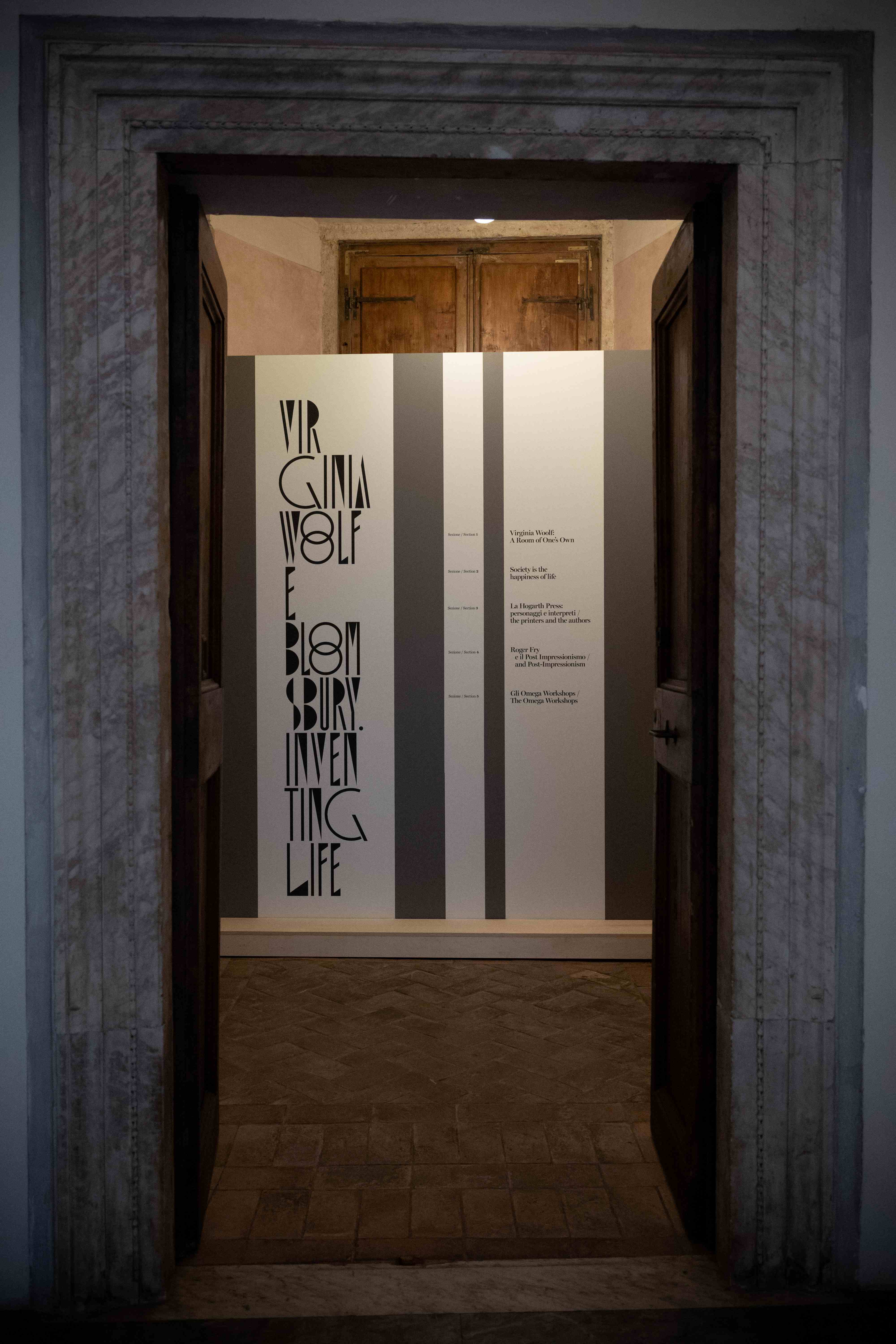 Fig. 2 Allestimento della mostra Virginia Woolf e Bloomsbury. Inventing Life, a cura di Nadia Fusini (Roma, Palazzo Altemps, 26 ottobre 2022-12 febbraio 2023). Foto di &copy;Studio Zabalik &copy;Electa
