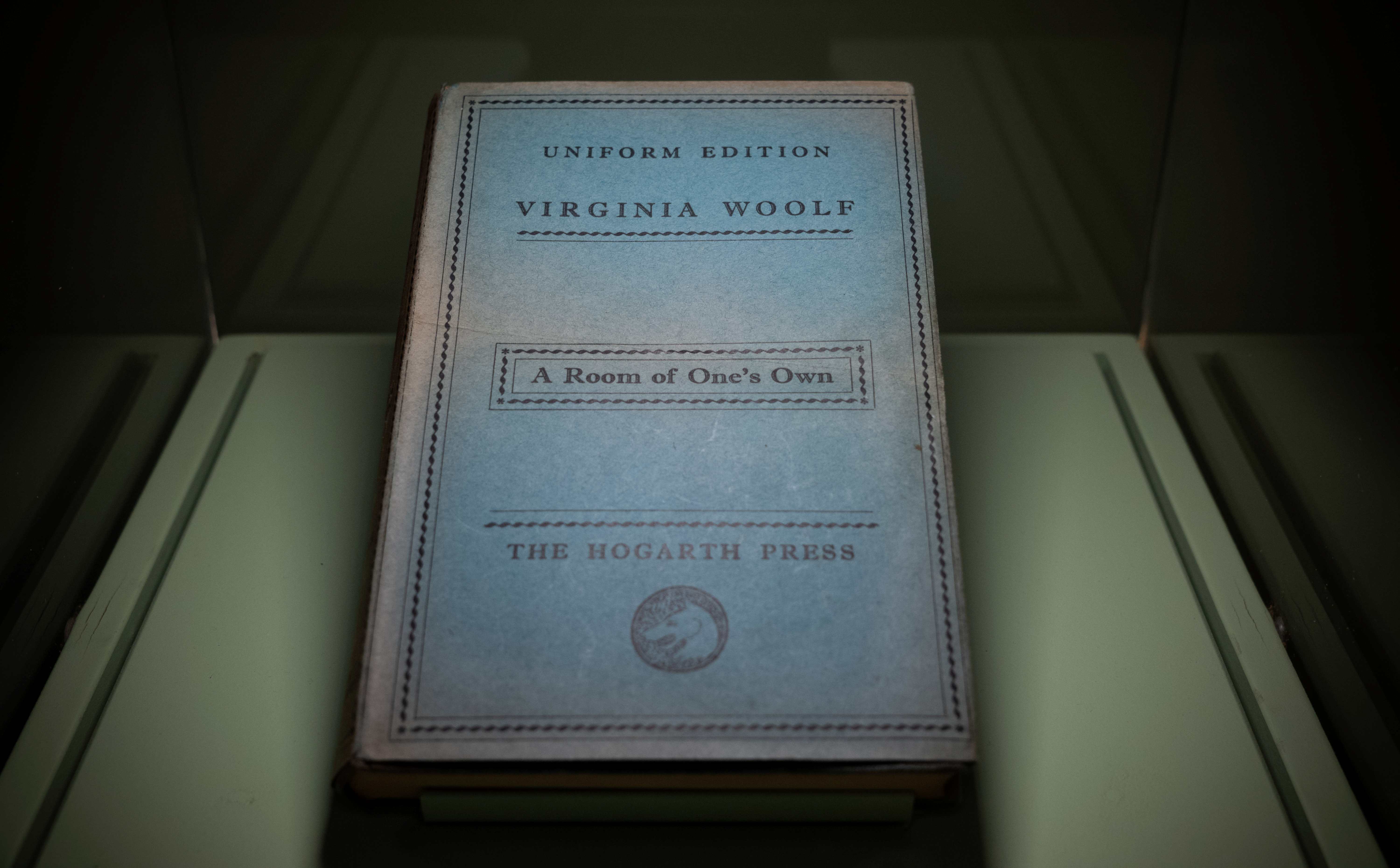 Fig. 3 Allestimento della mostra Virginia Woolf e Bloomsbury. Inventing Life, a cura di Nadia Fusini (Roma, Palazzo Altemps, 26 ottobre 2022-12 febbraio 2023). Foto di &copy;Studio Zabalik &copy;Electa
