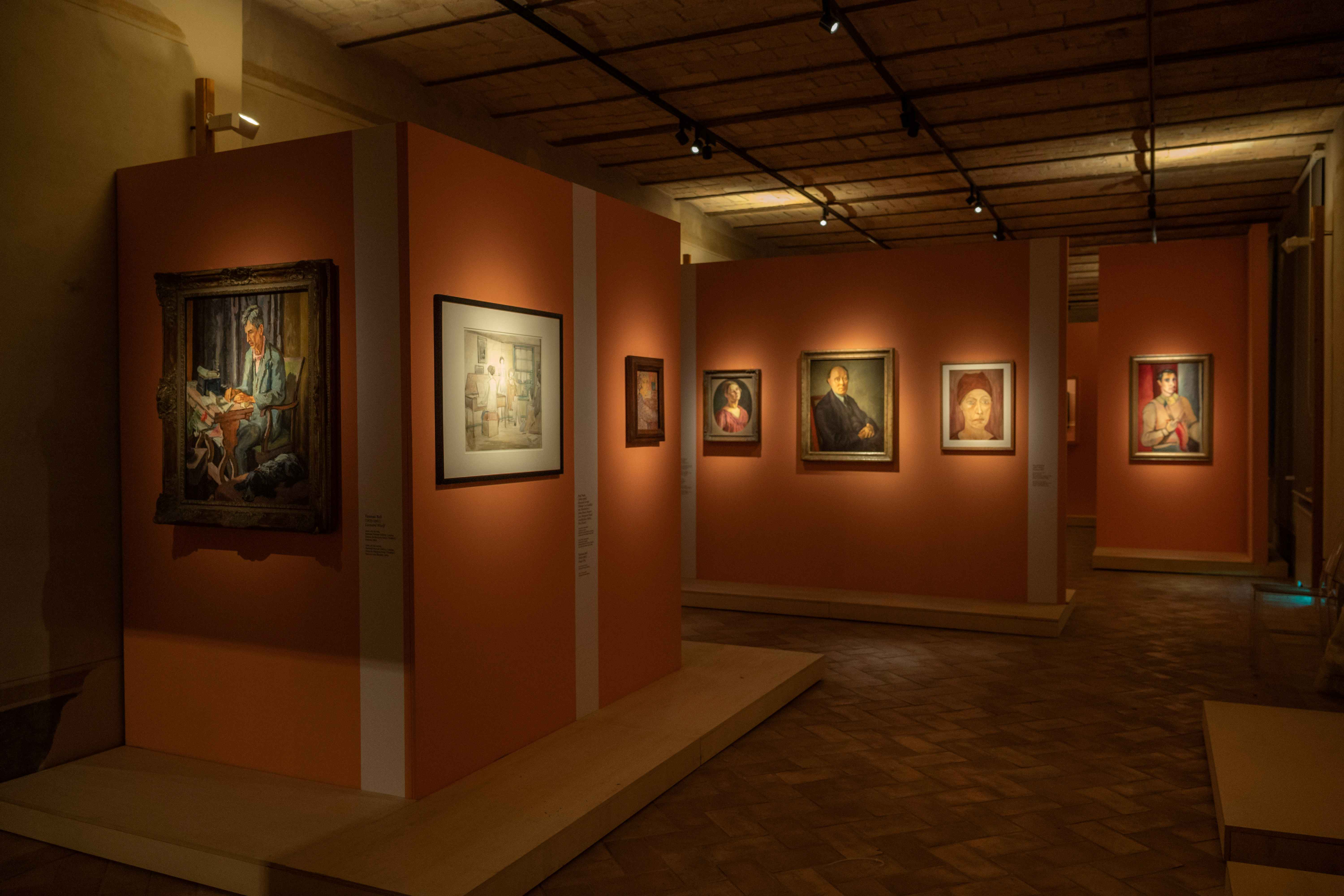 Fig. 4 Allestimento della mostra Virginia Woolf e Bloomsbury. Inventing Life, a cura di Nadia Fusini (Roma, Palazzo Altemps, 26 ottobre 2022-12 febbraio 2023). Foto di &copy;Studio Zabalik &copy;Electa
