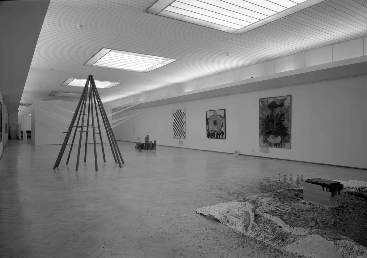 Veduta dell’esposizione Giappone all’avanguardia: il gruppo Gutai negli anni Cinquanta, Galleria Nazionale d’Arte Moderna, Roma 1990. Courtesy Galleria Nazionale d’Arte Moderna