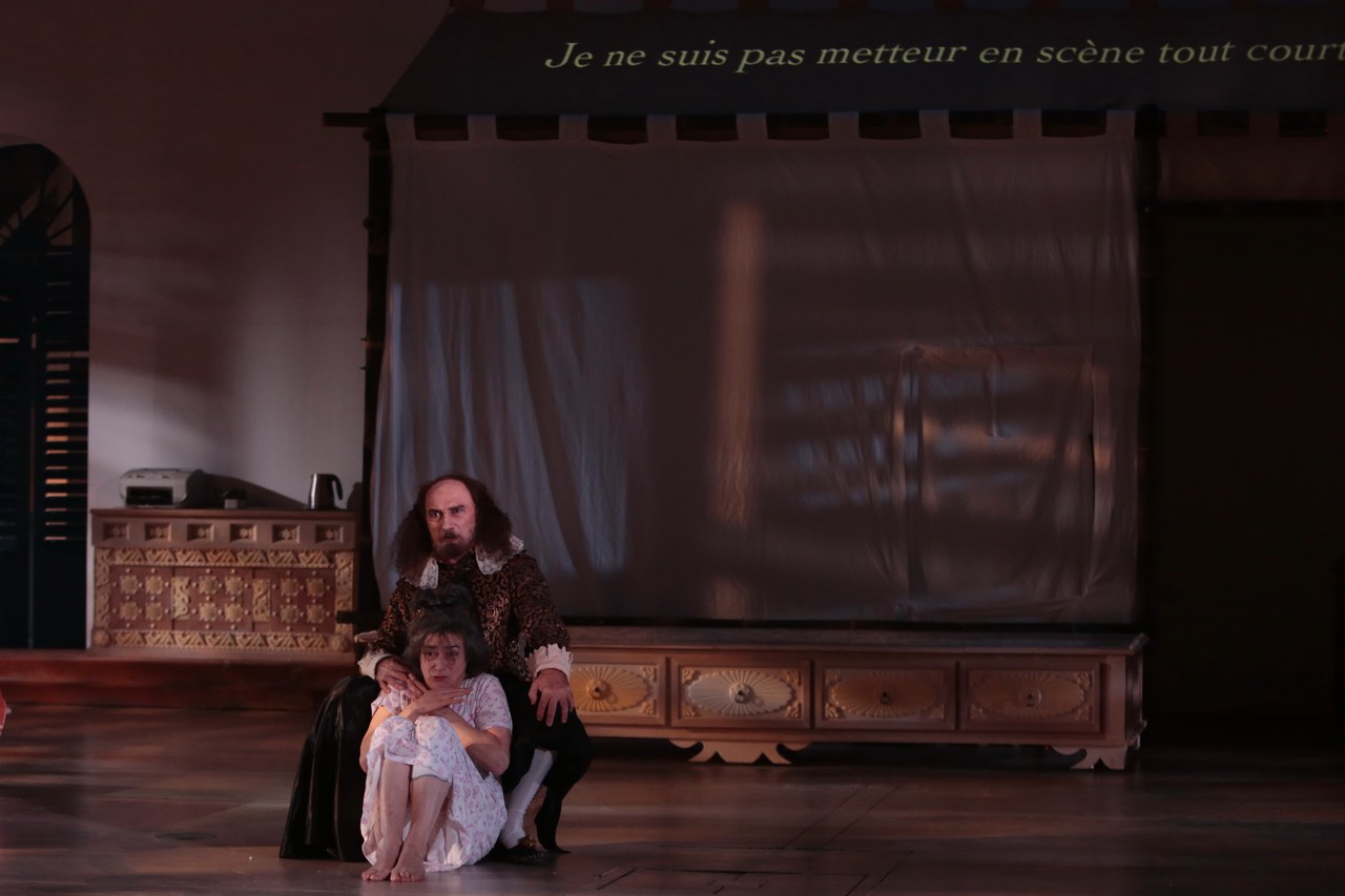 Shakespeare consola Cornelia. In scena: Hélène Cinque e Maurice Durozier ©Michele Laurent Shakespeare consola Cornelia. In scena: Hélène Cinque e Maurice Durozier ©Michele Laurent