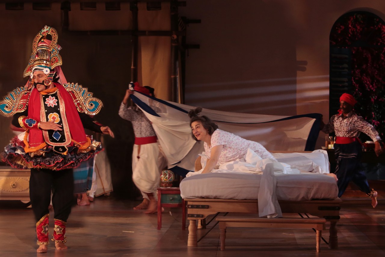 L’irruzione giocosa della troupe di Terukkuttu. In scena: Sébastien Brottet-Michel, Dominique Jambert, Hèlène Cinque, Eve Doe Bruce ©Michele Laurent L’irruzione giocosa della troupe di Terukkuttu. In scena: Sébastien Brottet-Michel, Dominique Jambert, Hèlène Cinque, Eve Doe Bruce ©Michele Laurent