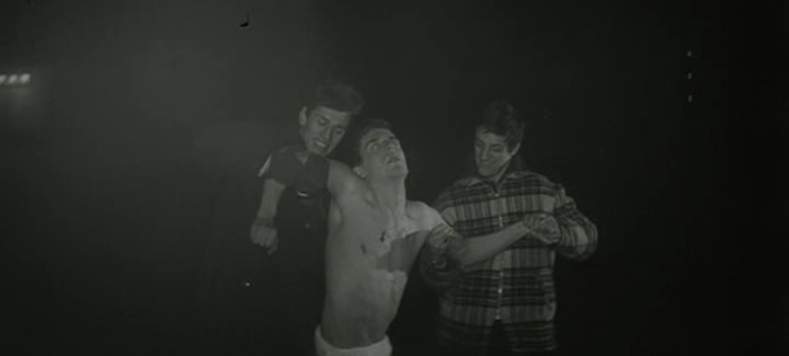 Un fotogramma di Milano nera (1963) di Gian Rocco e Pino Serpi Un fotogramma di Milano nera (1963) di Gian Rocco e Pino Serpi